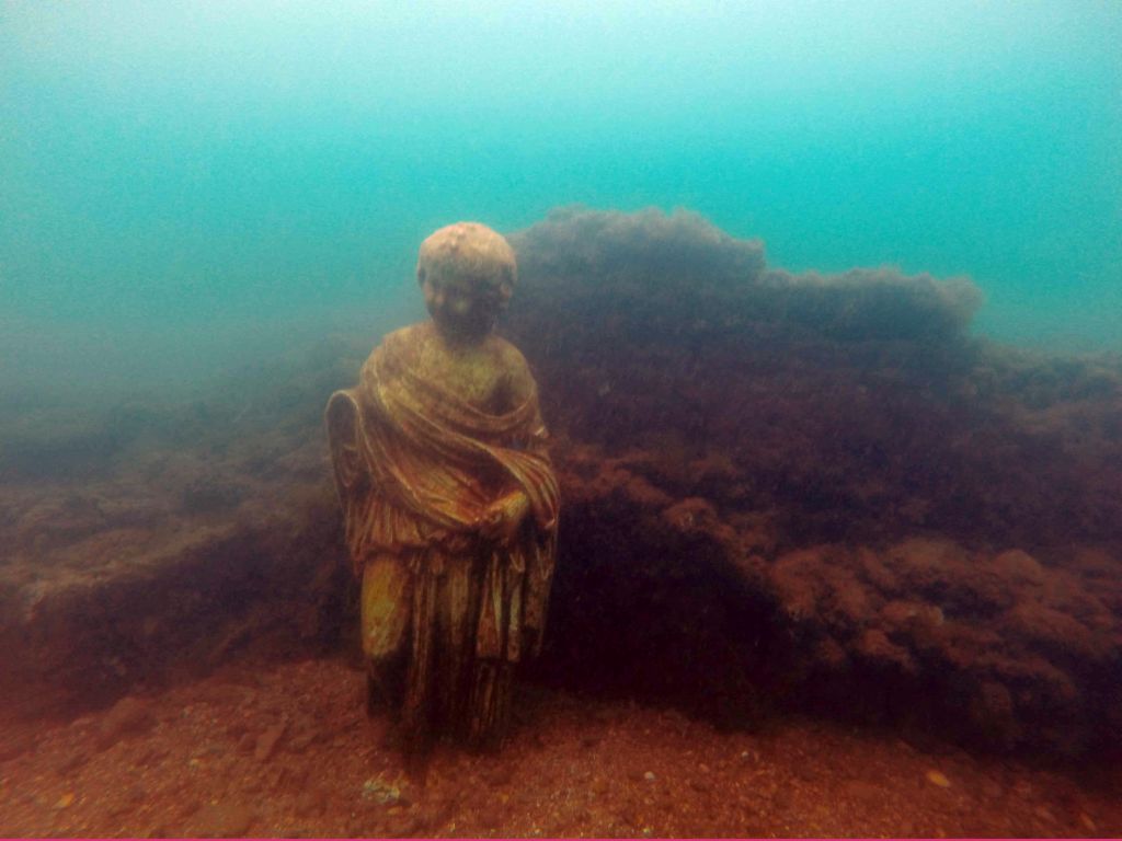 Statue in underwater